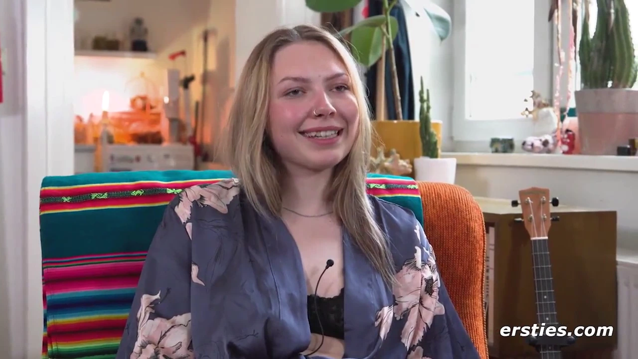 Времето за самостоятелна игра на берлинската композиторка Нелио в споделеното й пространство porn video